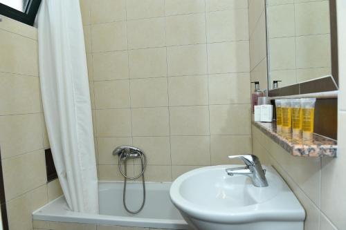 Phaistos Hotel - image 11