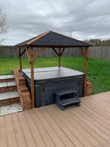 Közös társalgó / TV, Chestnut-Lodge is rural, secluded, private with Hot Tub in East Sutton