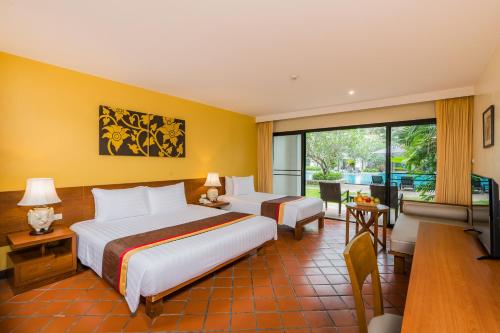Triple room, pool view
