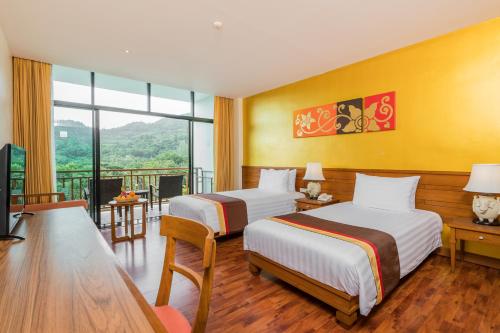 Double or twin room, deluxe, pool view