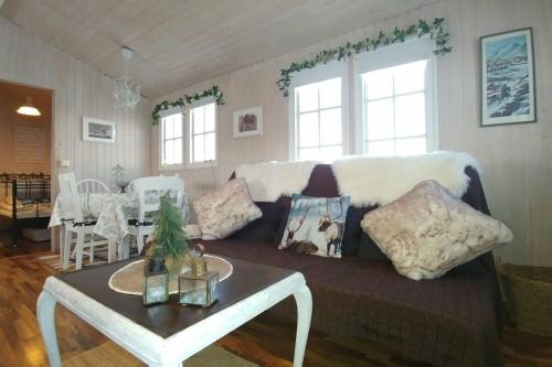 Cosy Cottage-Alfabakki-with hot tub in Reydarfjordur