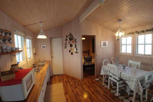 Cosy Cottage-Alfabakki-with hot tub in Reydarfjordur