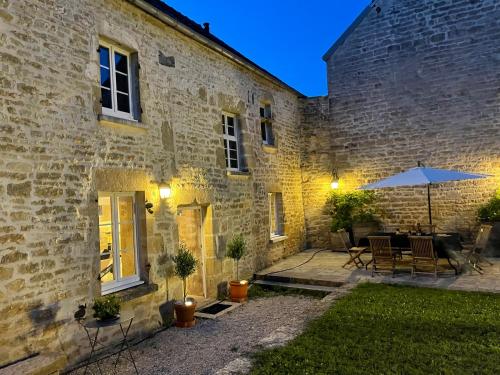 La Closerie de Gigny Maison Templiere avec Piscine et Jacuzzi - Accommodation - Gigny