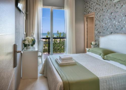 Superior Double Room with Sea View image 10