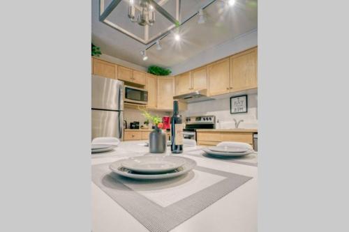 Cozy 2 BR - King and Queen Condo Sleep up to 6 for WFH & Vacation