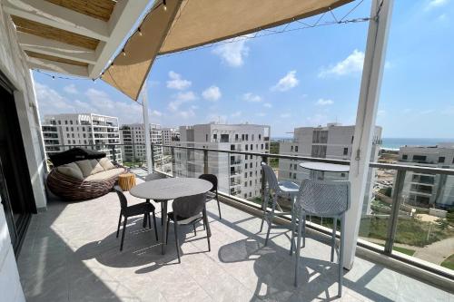 Balcony/terrace, Yamba יםבה באכזיב- פנטהאוז חדש ומפנק in Nahariya
