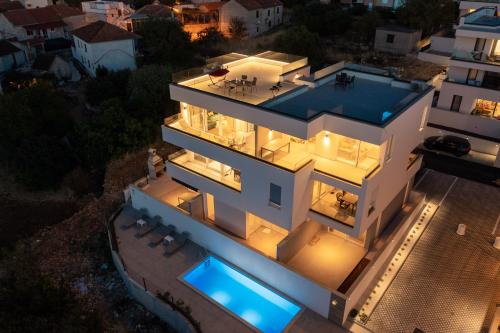 Luxury Apartment Dreams in Okrug with swimming pool, sea view, Wifi, parking