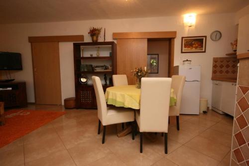 Apartments with a parking space Makarska - 6636