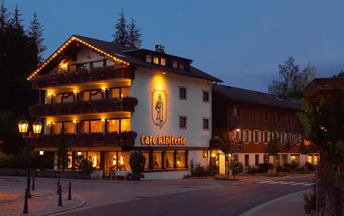 Hotel Hirsch mit Café Klösterle - Enzklösterle