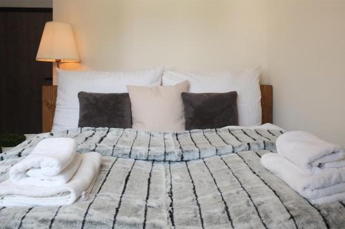 1 queen bed, 1 bunk bed