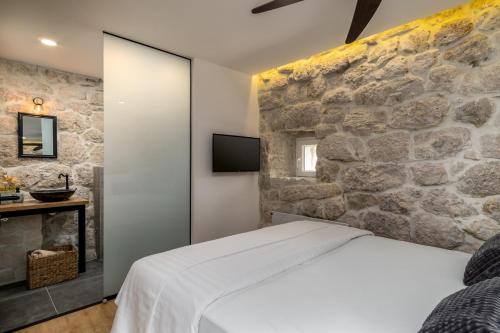 NEW! Stone villa JUDITA with heated pool and hydro-massage