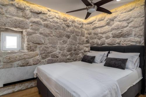 NEW! Stone villa JUDITA with heated pool and hydro-massage