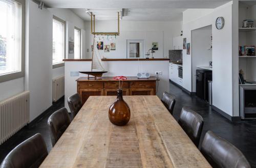 Unieke loft in oud gemeentehuis van Schoondijke - Het Raedthuys