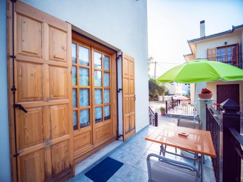 Widok z zewnątrz, Orange House for big families in Damouchari - Delicious Houses in Ntamouchari
