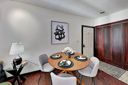 Stylish All-Season Alpine Getaway - Walk to Lifts condo - main image