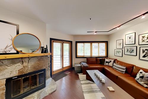 Stylish All-Season Alpine Getaway - Walk to Lifts condo - image 9
