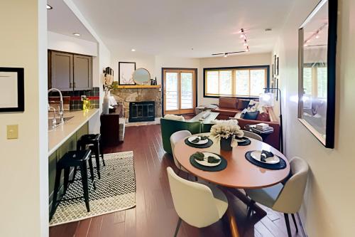 Stylish All-Season Alpine Getaway - Walk to Lifts condo - image 11
