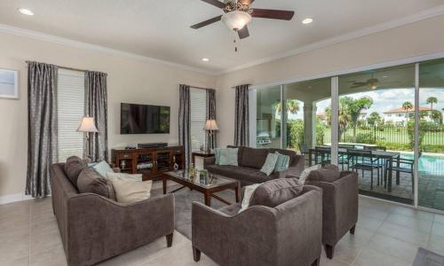 Luxury Private Villa with Large Pool on Reunion Resort and Spa Orlando Villa 4588 - image 4