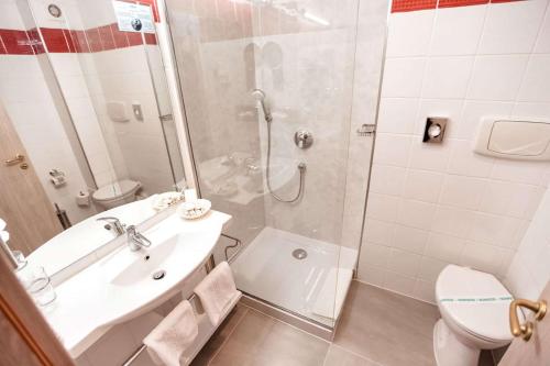 Twin Room image 5