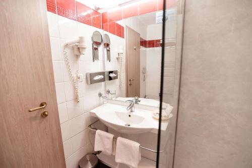Twin Room image 4