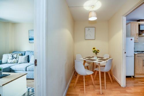 Cosy STAYCATION & Free and Private Parking & Port & Families and Contractors