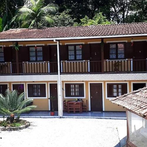 Acolhedora suite dentro de uma pousada em Paraty
