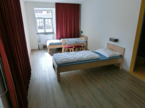 2 twin beds