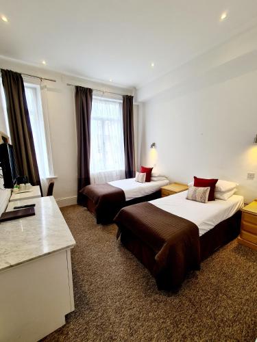 Rushmore Hotel - image 11