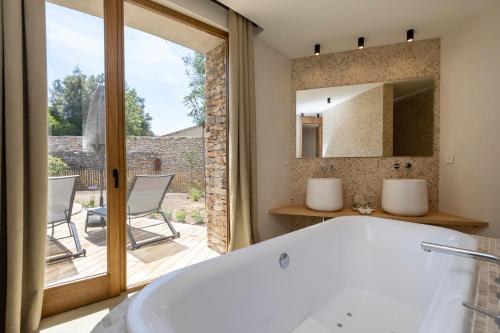 Fürdőszoba, A SPERANZA Suites avec piscine privative chauffée (A SPERANZA Suites avec piscine privative chauffee) in Bonifacio