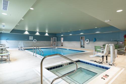 Swimming pool, Holiday Inn Express And Suites Moundsville By IHG in Moundsville