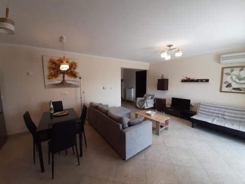  ALIVERI FLAT WITH SEA VIEW in Aliveri