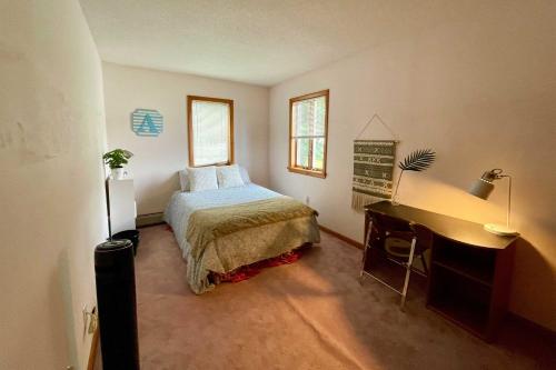 Lakeside Berkshires Home Near Hiking and Skiing - image 10