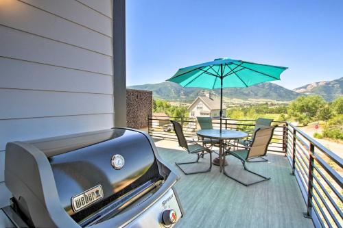 Modern Mtn View Townhome Less Than 5 Mi to Skiing!