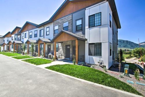 Modern Mtn View Townhome Less Than 5 Mi to Skiing!