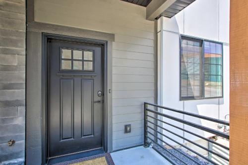 Modern Mtn View Townhome Less Than 5 Mi to Skiing!