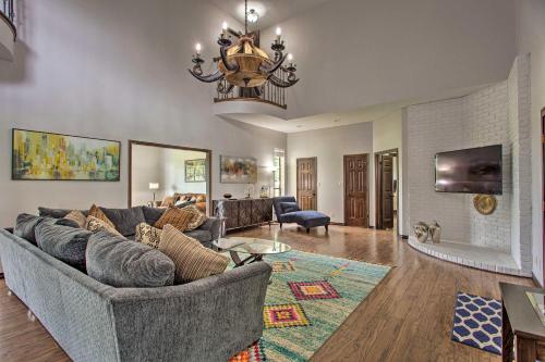 Big Barrels Ranch Family Retreat with Porch! in Plano (TX)
