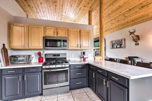 Elkwood Lodge Star Valley Cabin with Hot Tub - image 11