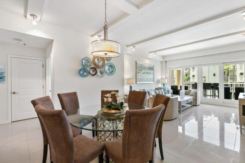 NEW LSITING! Perfect big family getaway! Spectacular large balcony overlooking the pool Beachfront resort - main image