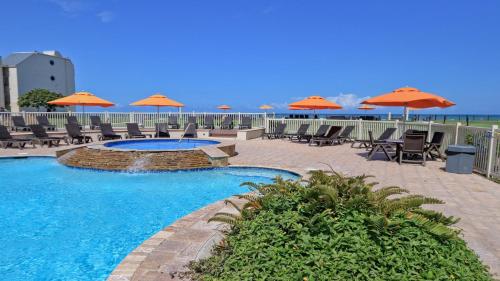 NEW LSITING! Perfect big family getaway! Spectacular large balcony overlooking the pool Beachfront resort - image 4