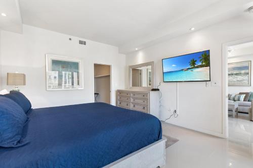 NEW LSITING! Perfect big family getaway! Spectacular large balcony overlooking the pool Beachfront resort - image 9