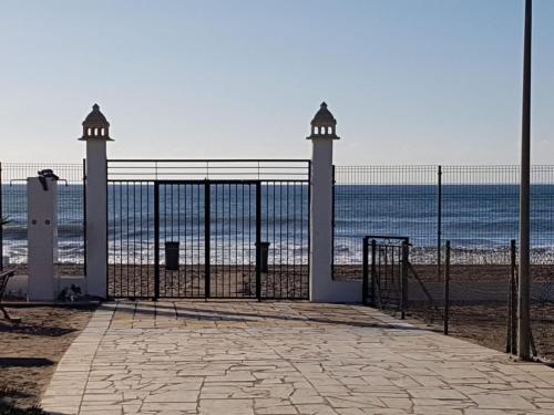 Casa Baja naturista con patio en primera linea!