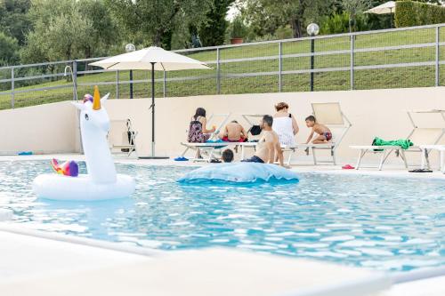 Il Casale Lonato, Oasi di Piacere Immersa nel Verde con Piscina - by HOST4U, Lonato