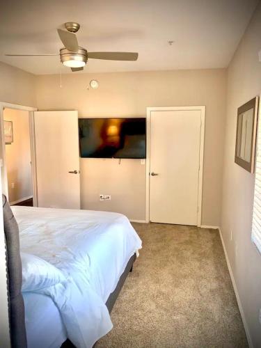 Best Location w Premium accommodations 2 bd 2 bth - image 9