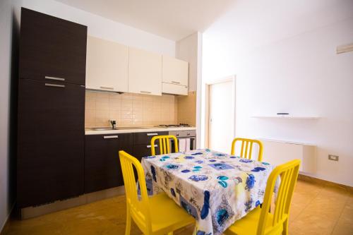 廚房, Donnosanto Residence Torre Santa Sabina in 卡羅維尼奧