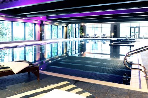 สระว่ายน้ำ, วิลเลจ โฮเต็ล ฟาร์นโบโรช์ (Village Hotel Farnborough) in ฟาร์นโบโร่