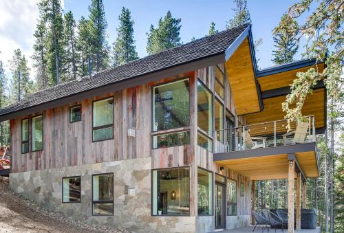 New Cabin on the River: Hot Tub, BBQ, and Fire Pit