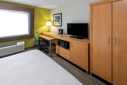 Holiday Inn Express & Suites Wheat Ridge-Denver West, an IHG Hotel