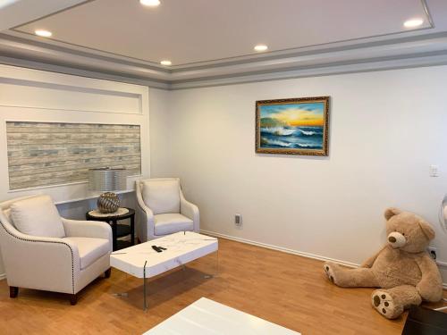 One Bedroom queen bed Sharing Washroom in Tiger Sweet House License## in Richmond, Canada