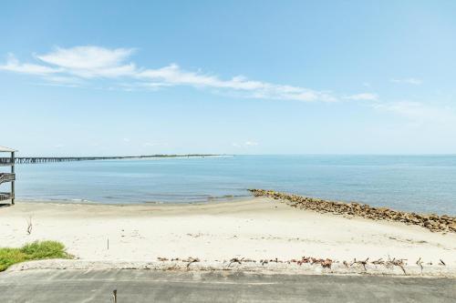 Annie by the Sea - Direct Oceanfront Views from Multi-Tiered Deck! - image 7