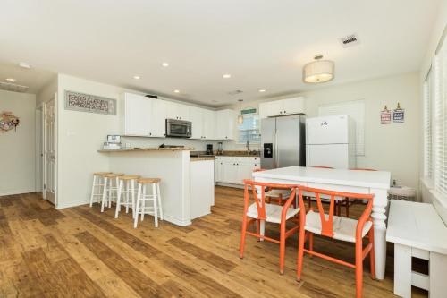 Annie by the Sea - Direct Oceanfront Views from Multi-Tiered Deck! - image 12